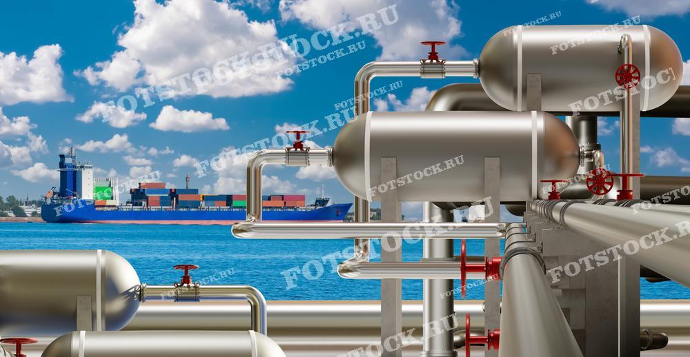 Фотография изображает промышленное газовое оборудование с трубопроводами на фоне морского порта, где находится контейнеровоз. Этот снимок подчеркивает важность логистики и транспортировки газа для международной торговли и промышленности.